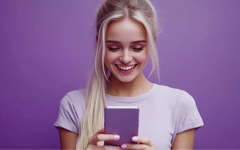 Kobieta patrząca na telefon Kobieta patrząca na telefon