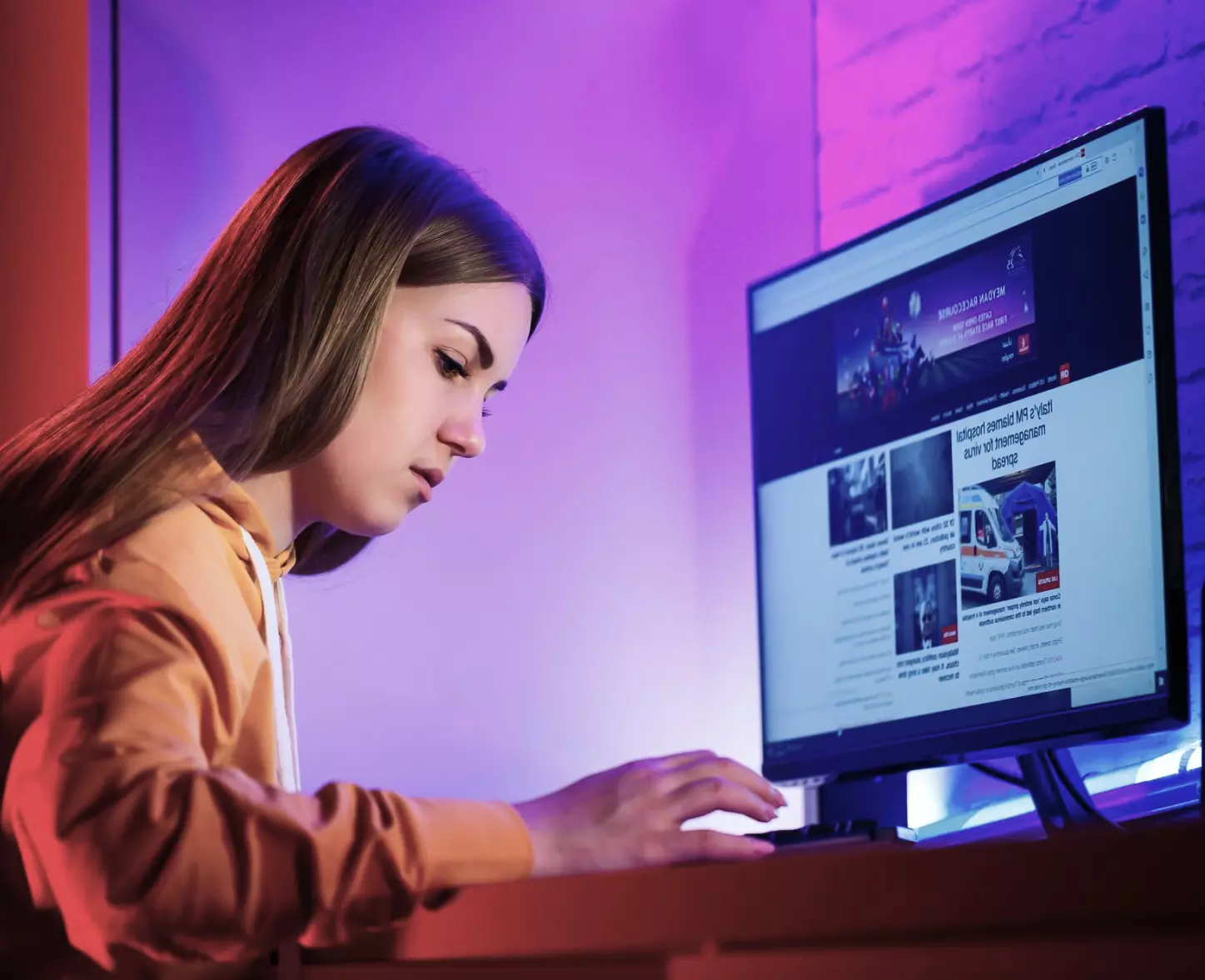 Kobieta przeglądająca reklamy display