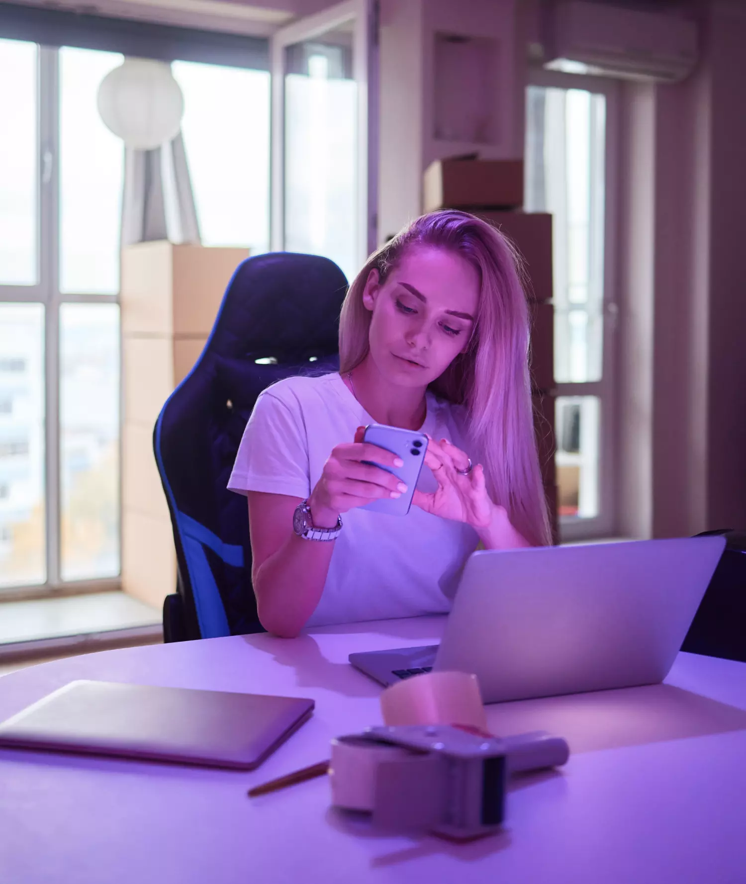 Kobieta odczytująca SMSa Kobieta odczytująca SMSa